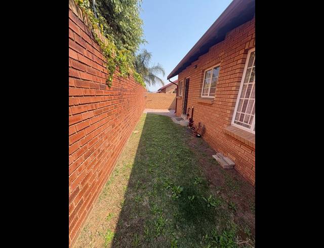 2 BEDROOM TOWNHOUSE FOR SALE IN ROOIHUISKRAAL